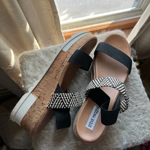 Steve Madden block sandals - Picture 2 of 3